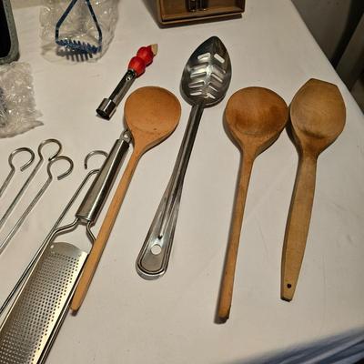 Large Collection of Kitchen Utensils (G-JS)