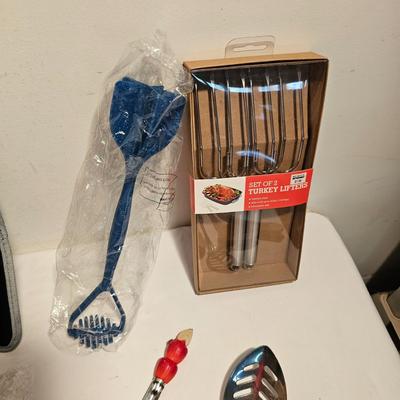 Large Collection of Kitchen Utensils (G-JS)