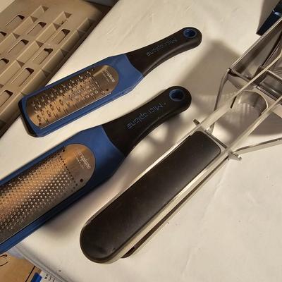 Large Collection of Kitchen Utensils (G-JS)