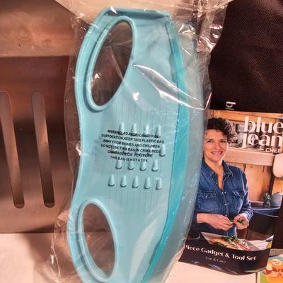 Large Collection of Kitchen Utensils (G-JS)