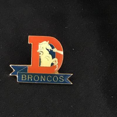 D Broncos pin