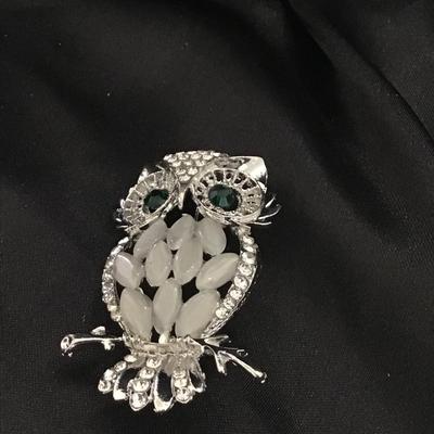 Silvertone rhinestone owl pin