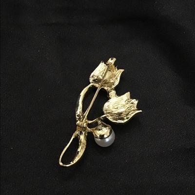 Golden Tulip Shaped Alloy Brooch Pin With Pearl Flower Design, Suitable For Daily Wear