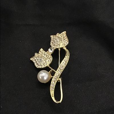 Golden Tulip Shaped Alloy Brooch Pin With Pearl Flower Design, Suitable For Daily Wear