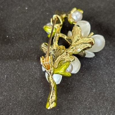 Gold tone fashion flower pin