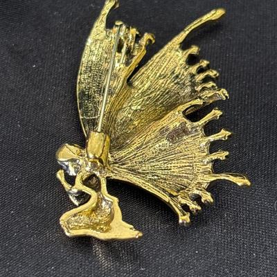 Gold tone angel with wings pin