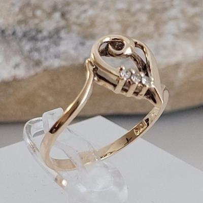Gold Ring diamond size 9