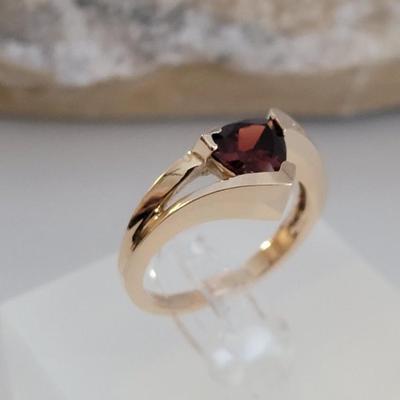 Gold Ring diamond and ruby size 8