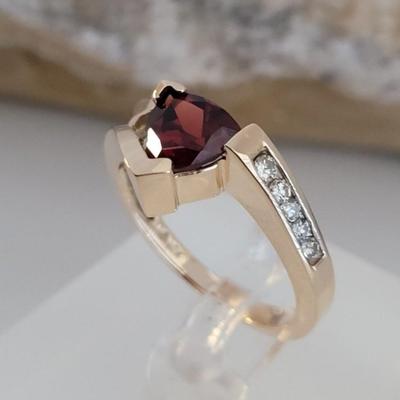 Gold Ring diamond and ruby size 8