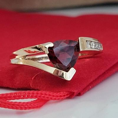 Gold Ring diamond and ruby size 8