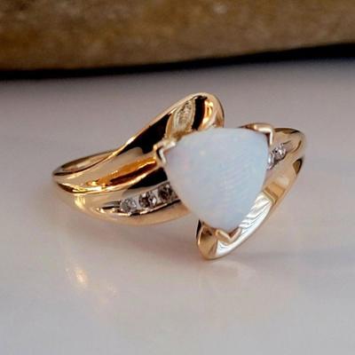 Gold Ring diamond and opal size 7 4.9 g