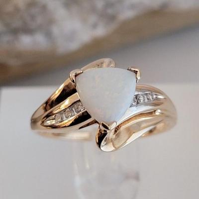 Gold Ring diamond and opal size 7 4.9 g