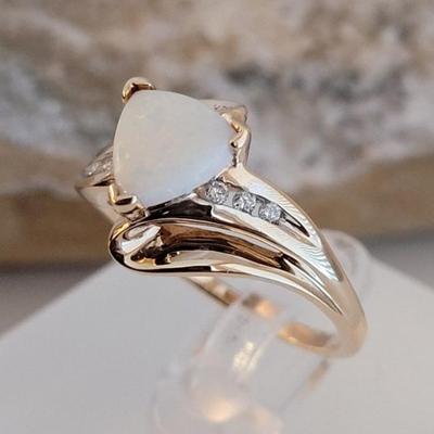 Gold Ring diamond and opal size 7 4.9 g
