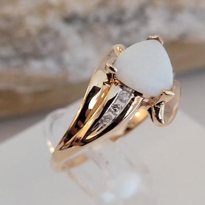 Gold Ring diamond and opal size 7 4.9 g