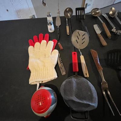 A WIDE VARIETY OF KITCHEN UTENSILS