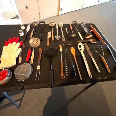 A WIDE VARIETY OF KITCHEN UTENSILS