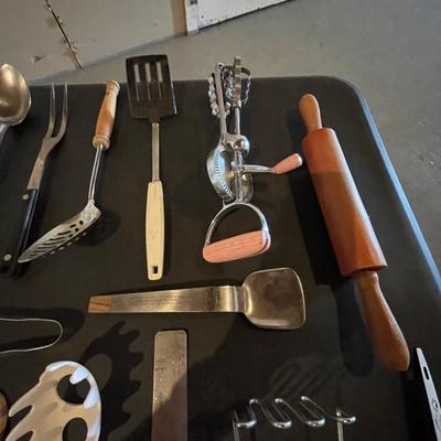 A WIDE VARIETY OF KITCHEN UTENSILS
