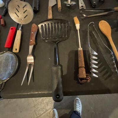 A WIDE VARIETY OF KITCHEN UTENSILS