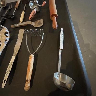 A WIDE VARIETY OF KITCHEN UTENSILS