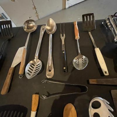 A WIDE VARIETY OF KITCHEN UTENSILS