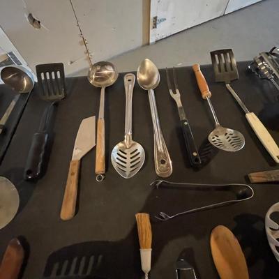 A WIDE VARIETY OF KITCHEN UTENSILS
