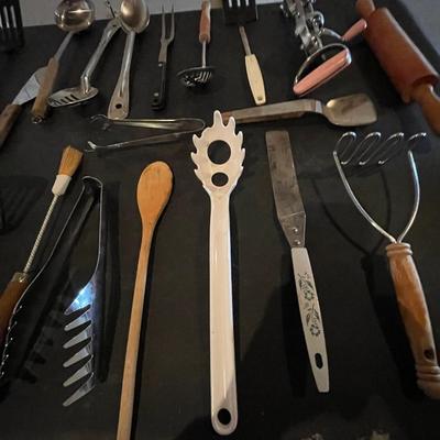 A WIDE VARIETY OF KITCHEN UTENSILS