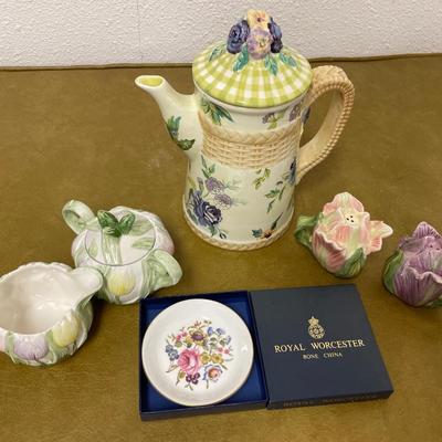 Floral teapot and accessories