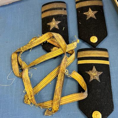 Military collectibles lot