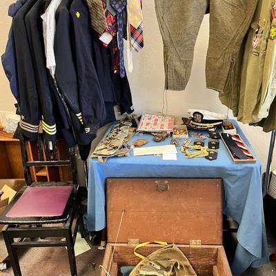 Military collectibles lot