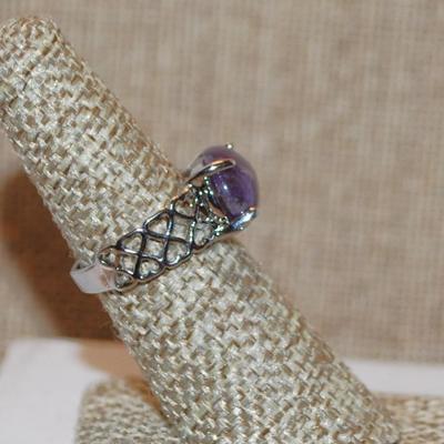 Size 6¾ Horizontal Purple Amethyst Stone Ring on a Criss-Cross Silver Tone Band (3.7g)