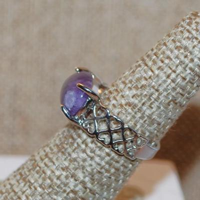 Size 6¾ Horizontal Purple Amethyst Stone Ring on a Criss-Cross Silver Tone Band (3.7g)