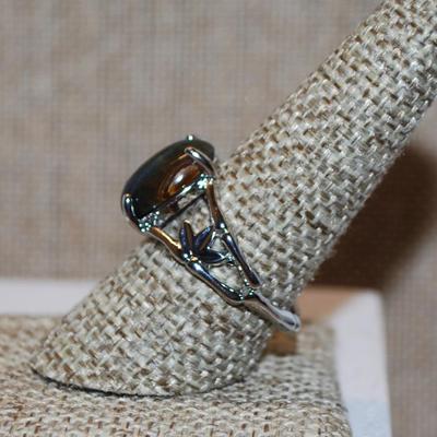 Size 9 Variegated Tiger Eye Stone Ring with 3 Petal Flower Sides on a Silver Tone Band (4.0g)