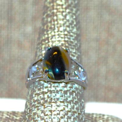 Size 9 Variegated Tiger Eye Stone Ring with 3 Petal Flower Sides on a Silver Tone Band (4.0g)