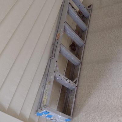 6 Foot Aluminum Ladder- 225 Lb Capacity