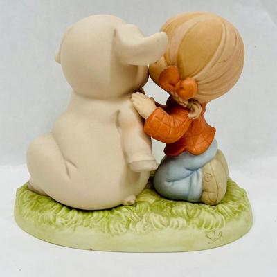 Precious Moments HUG AND KISSES figurine