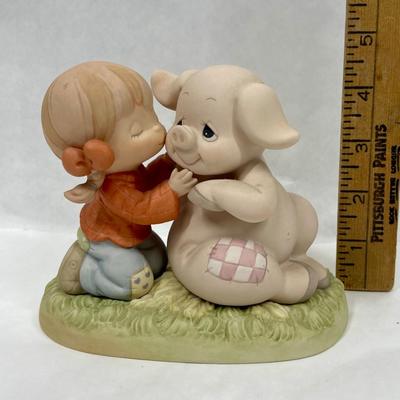 Precious Moments HUG AND KISSES figurine