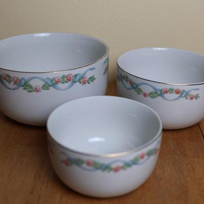 Hall's Superior Quality - Set of (3) Nesting Bowls