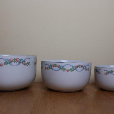 Hall's Superior Quality - Set of (3) Nesting Bowls