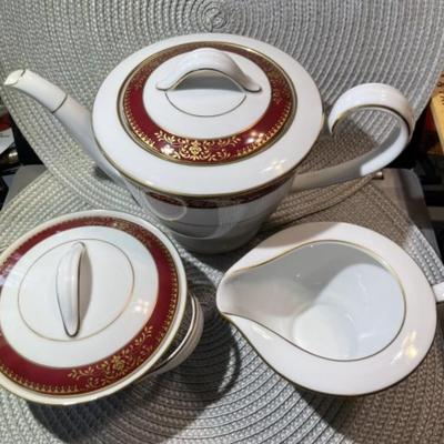 Vintage 3-Piece Noritake Goldmere Pattern Tea Pot, Sugar, & Creamer in Pristine Preowned Condition. (Teapot is 10