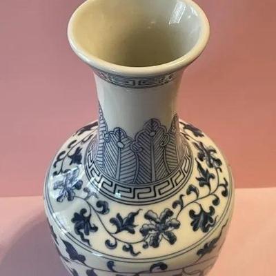 Vintage Chinese Peony Vase 6-Charater Marking w/Double Circles 8" Tall Preowned from an Estate Cleanout in VG Condition as Pictured.