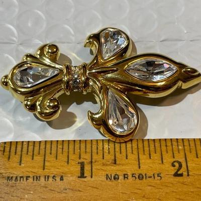 Vintage Swarovski Style Fashion Crystal Pin/Brooch in Good Preowned Condition.