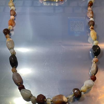 Vintage 34/35" Agate/Quartz Bright Color Chip Bead Necklace in Good Preowned Condition.