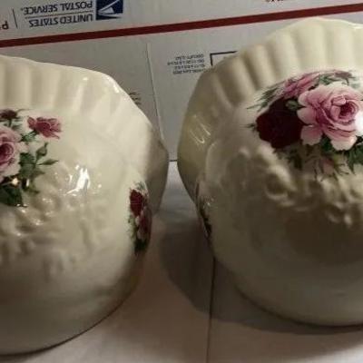 2-Maryleigh Pottery Wall Pockets Bright Roses/Floral w/Gold Rim Handcrafted in Staffordshire England. (7.25" x 7.50").