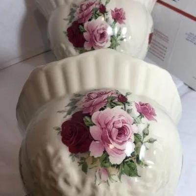 2-Maryleigh Pottery Wall Pockets Bright Roses/Floral w/Gold Rim Handcrafted in Staffordshire England. (7.25" x 7.50").