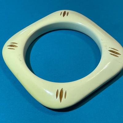 Vintage Mid-Century Modern Composite/Lucite Material Bangle Bracelet in Good Preowned Condition.