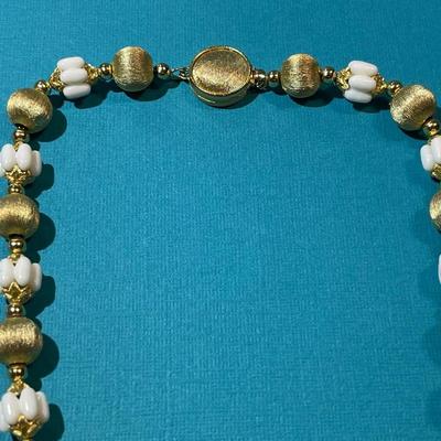 Vintage 16" Choker Gold-tone Metal Bead Fashion Necklace in VG Preowned Condition.