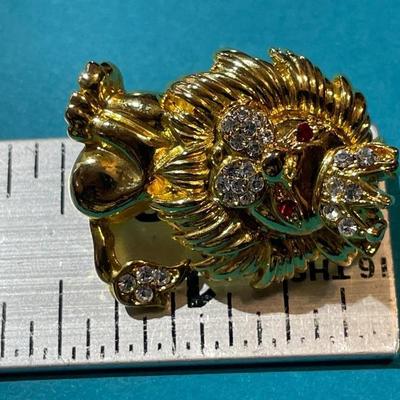 Vintage Fashion Lion Pin/Brooch in VG Preowned Condition as Pictured.