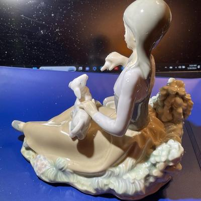 Lladro Porcelain Figurine "Little Bo Peep" 7" x 7.25" in Good Preowned Condition No Original Box.