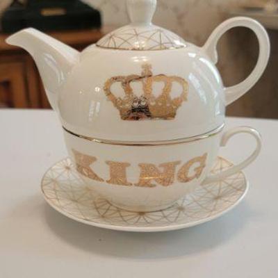 "king" teapot/cup/saucer $10