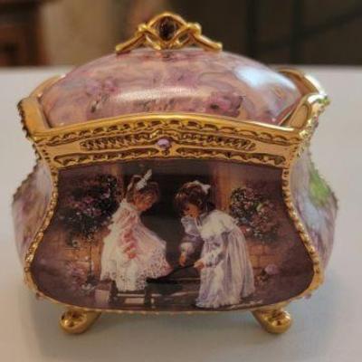 Ardleigh Elliot 2002 Music box
"my sister my friend" $20